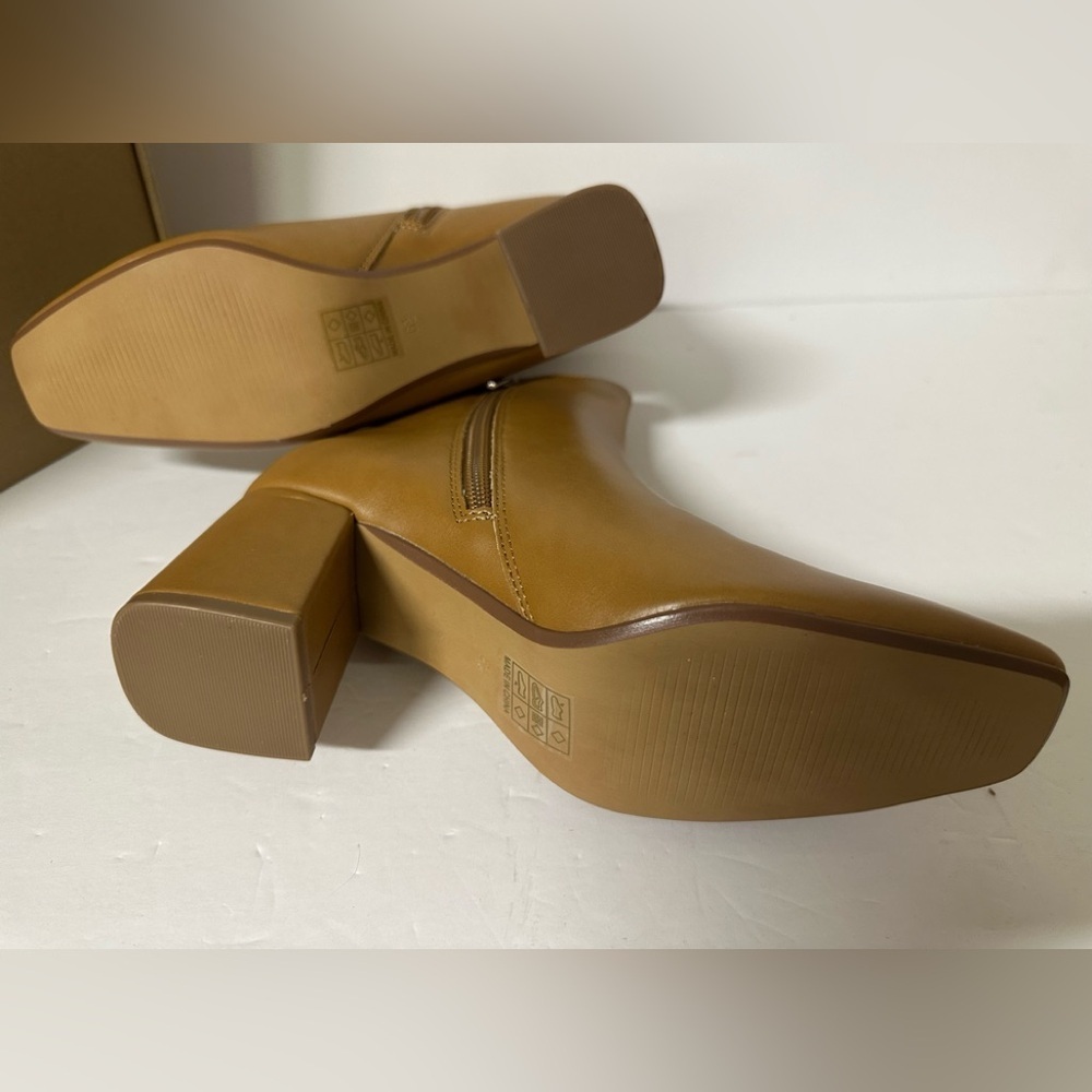 NEW Journee Collection Haylinn Tan Blocked Heeled Boots Size 6.5 - Picture 6 of 6